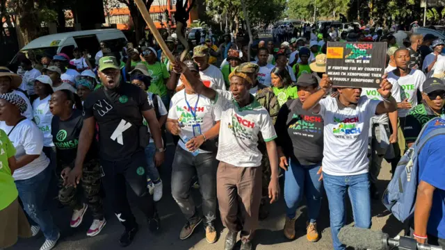 Foto ndị na-eme ngagharịiwe ji osisi nakwa akwụkwọ e dere March and March