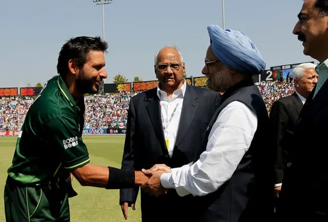 প্রতিবেশী দেশের সঙ্গে সুসম্পর্ক গড়তে ক্রিকেট কূটনীতির ব্যবহার করতে দেখা গিয়েছিল মনমোহন সিংইয়ের সরকারকে