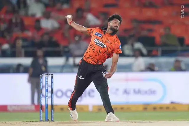 ප්‍රෆුල් හින්ගේ පන්දු යවන අයුරු
