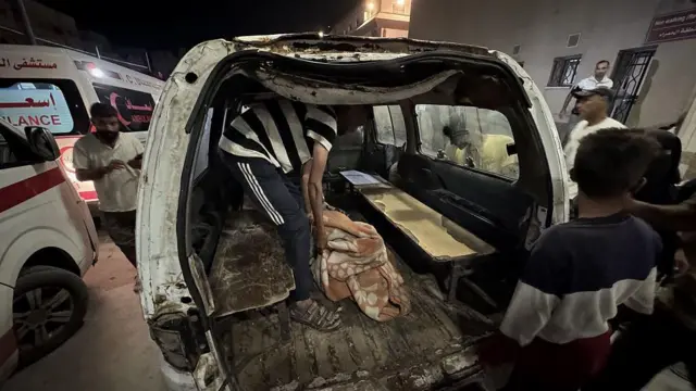  نُقل أشخاص أصيبوا في هجمات إسرائيلية على منطقة أصداء، حيث كانت مجموعة من الفلسطينيين تنتظر لتلقي مساعدات الدقيق، إلى مستشفى ناصر لتلقي العلاج في خان يونس، غزة، في 3 يوليو/تموز 2025.