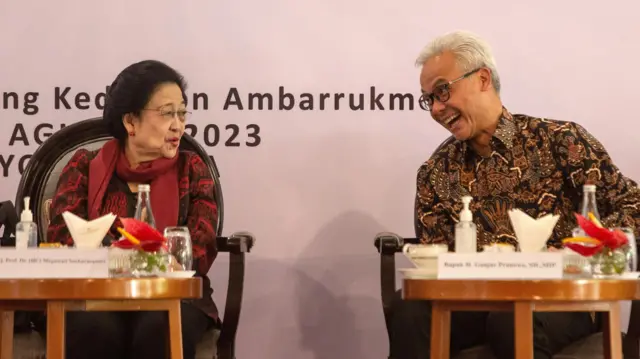 Ketua Umum PDI Perjuangan Megawati Soekarnoputri (kiri) dan bakal calon presiden Ganjar Pranowo (kanan) berbincang saat Temu Kebangsaan Relawan Ganjar di Sleman, DI Yogyakarta, Selasa (22/8/2023).