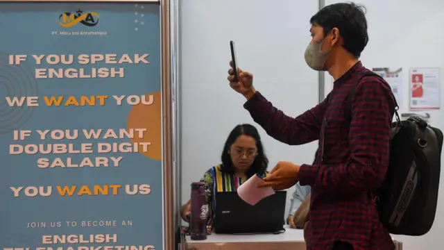 Pelamar kerja memindai kode untuk melamar pekerjaan sebuah acara pameran pekerjaan pada Kamis (29/02) di Jakarta.