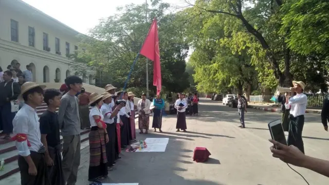 တိုင်ကြားပြီးမှ ဝန်ကြီးဌာနက စုံစမ်းစစ်ဆေးဖို့ အဖွဲ့ဖွဲ့စည်းကာ စုံစမ်းစစ်ဆေးခဲ့ပြီး ခြောက်လကြာပြီး နောက်မှာ အခုလိုအငြိမ်းစားပေးတာဖြစ်ပါတယ်။