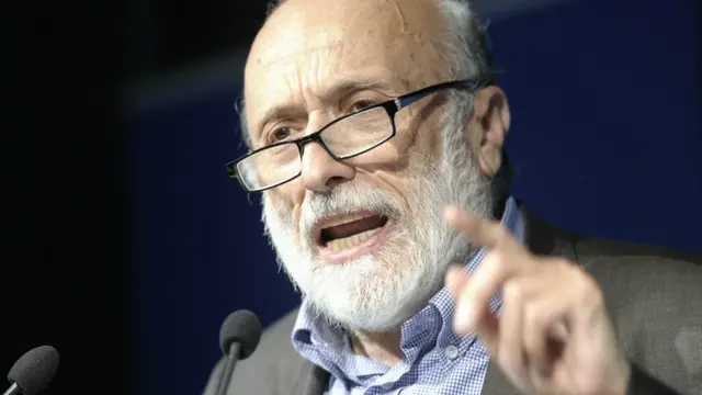 Carlo Petrini discursa