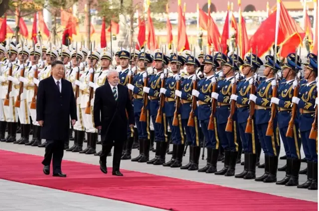 Lula caminha ao ladoXi Jinping