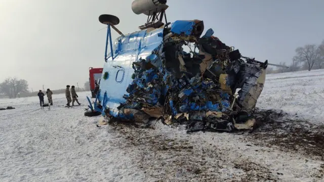 Ми-8 тик учагы авариялык конууга мажбур болуп, жерге катуу урунган