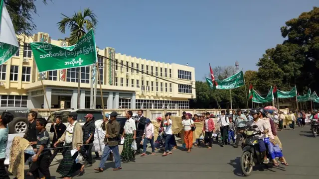 ကျောက်မျက် ဥပဒေ ကန့်ကွက်ကြောင်း ဆန္ဒပြ