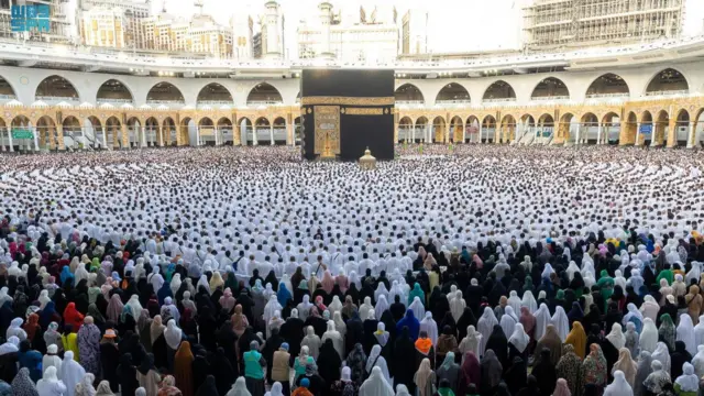 مسلمون حول الكعبة المشرفة