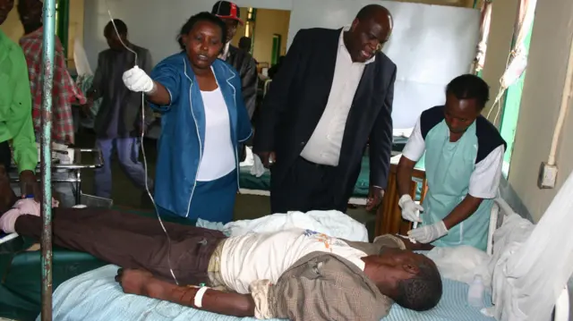 Awọn oṣiṣẹ eleto ilera lorilẹede Kenya rọgba yi ọkunrin kan ti wọn n tọju ka to wa lori ibusun.