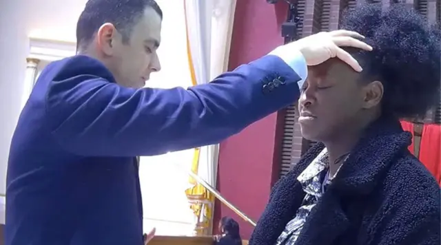 여성의 머리에 손을 올리고 있는 남성