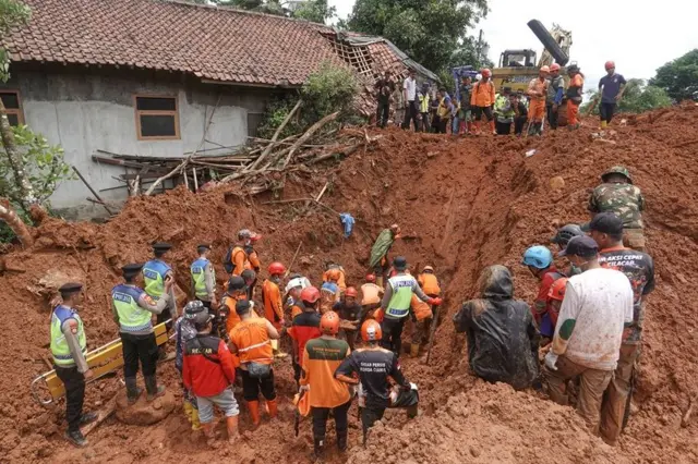 Tim SAR gabungan mengevakuasi korban longsor yang ditemukan di Desa Cibeunying, Majenang, Cilacap, Jawa Tengah, Sabtu (15/11).