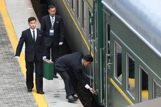 Các nhân viên Triều Tiên kiểm tra tàu trước khi chở ông Kim Jong-un rời thành phố Vladivostock của Nga vào ngày 26/4/2019