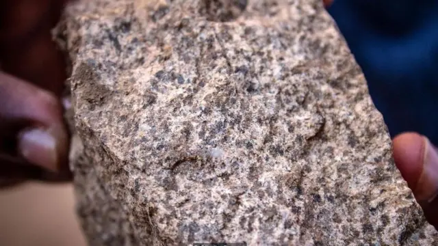 Mwamba wa madini ya phosphate...ambao mbolea yake husambazwa kote duniani