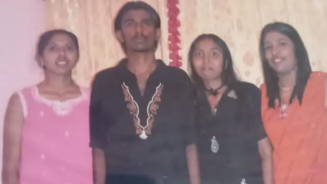 நாகேந்திரனுடன் ஷர்மிளா (வலது கோடியில் இருப்பவர்)