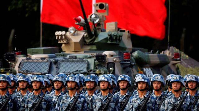 Lực lượng diễu binh chuẩn bị cho sự xuất hiện của Chủ tịch Trung Quốc Tập Cận Bình tại Quân đội Giải phóng Nhân dân Hồng Kông (PLA) cho một trong những sự kiện kỷ niệm 20 năm thành phố được gửi trả từ Anh về Trung Quốc hôm 30/6/2017