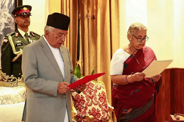 রাষ্ট্রপতি রামচন্দ্র পৌড়েল (বাঁয়ে) শপথ বাক্য পাঠ করাচ্ছেন সুশীলা কারকিকে (ডানে)