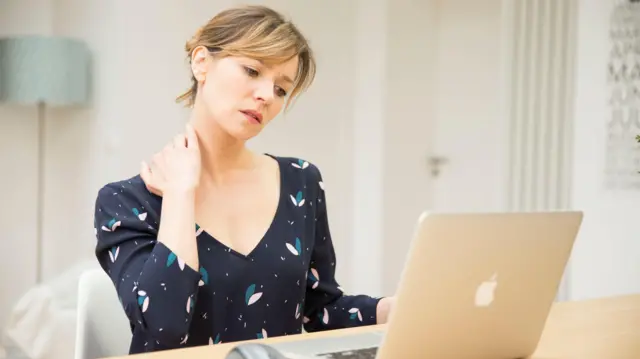 Pesin dey in front of laptop