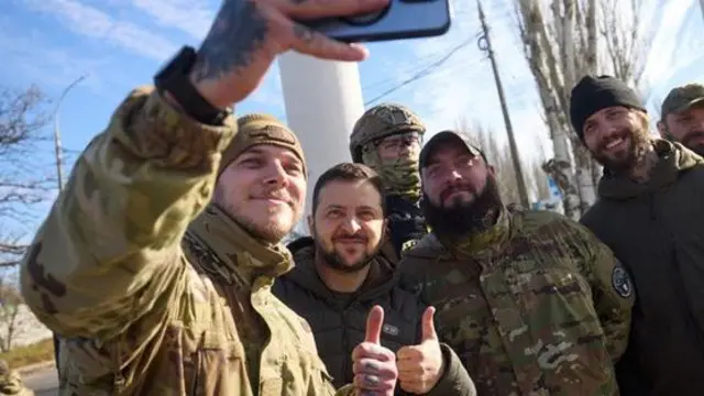 Rais Zelensky akiwa na wanajeshi 