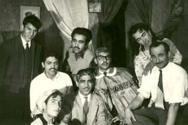 عبدالرحیم ساربان، خواننده و بازیگر تئاتر در سالن پوهنی ننداری. دو بازیگر مرد در لباس زنان نیز در تصویر مجله ادبی کابل دیده می‌شوند 