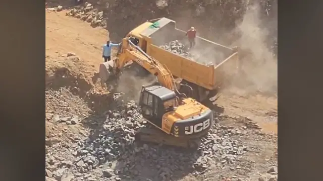 11 मार्च पूर्वी तिलारी धरणक्षेत्रात सुरु असलेलं खाणकाम.