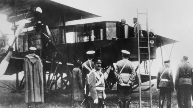 Игорь Сикорский демонстрирует свой самолет "Гранд" Николаю II