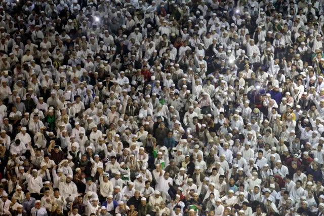 ชาวอินโดนีเซียมุสลิมในมัสยิดกลาง