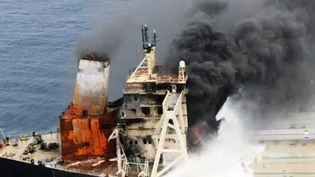 இலங்கை கப்பல் தீ