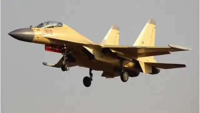 中國的殲-16，即中國版的蘇-30，也經過了大幅度改進: 安裝了有源相控陣雷達，增加了復合材料減輕了重量, 裝備了全部數字化和"玻璃化"的雙座機艙