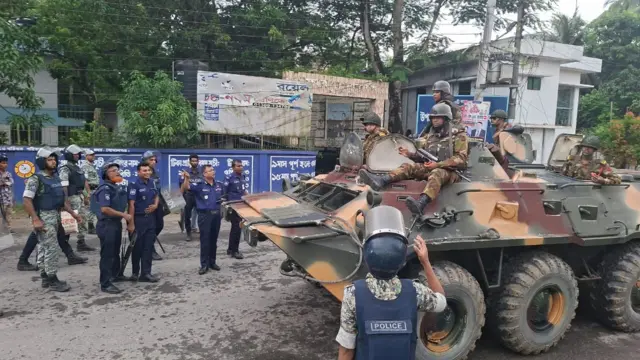 সেনাবাহিনী ও পুলিশের টহল 