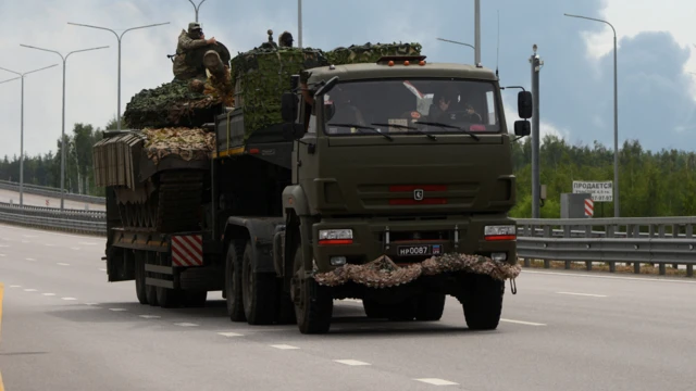 عناصر من مرتزقة فاغنر ينقلون دبابة