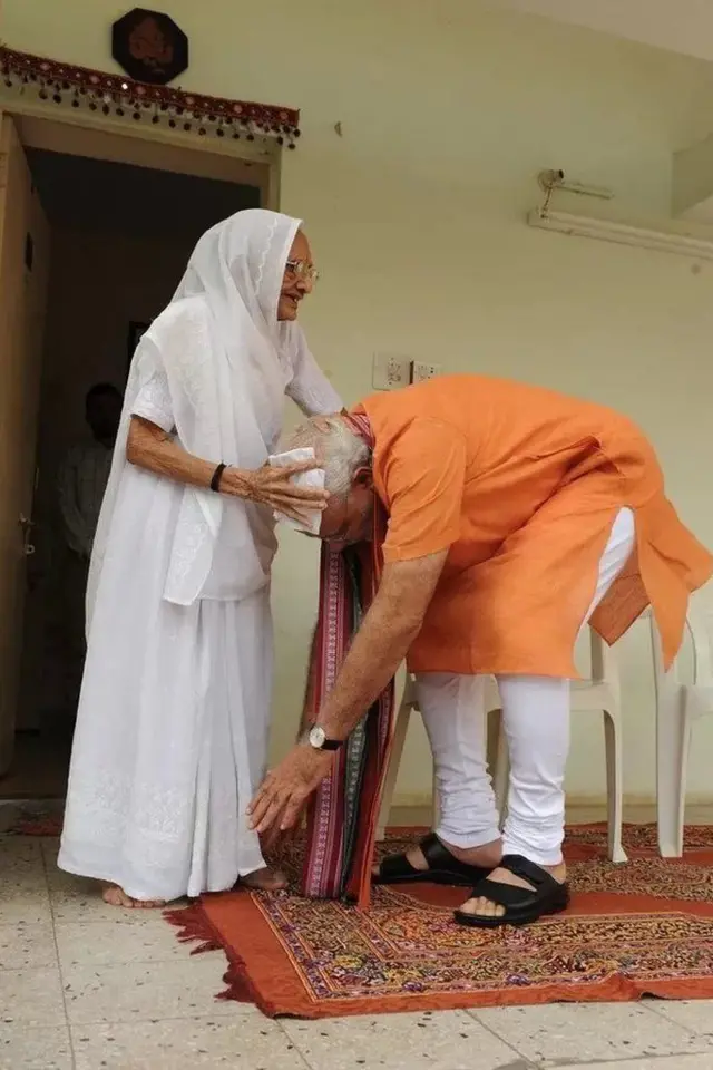 आमासँग आशीर्वाद लिँदै नरेन्द्र मोदी