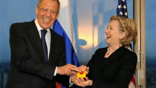 Estados Unidos le obsequió a Rusia un botón y no de camisa.