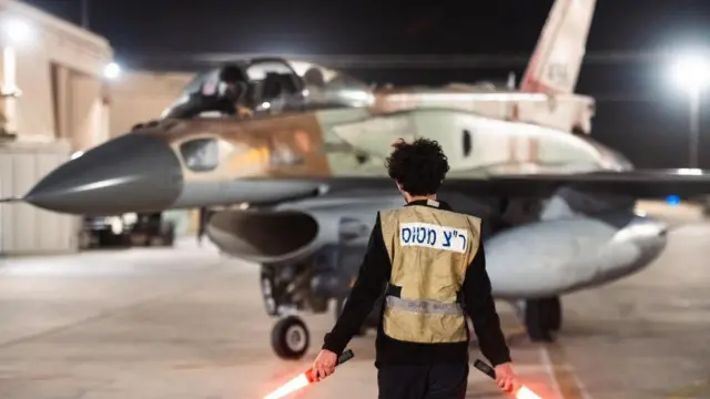 Un avión militar israelí a punto de despegar.