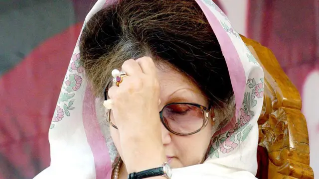 ২০০৫ সালের ২১শে ডিসেম্বর, প্রধানমন্ত্রী থাকাকালীন এক জনসভায় খালেদা জিয়া।