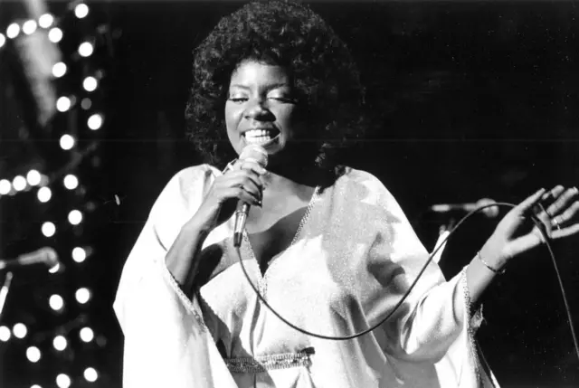 Gloria Gaynor en una fotografía en blanco y negro durante una actuación. 