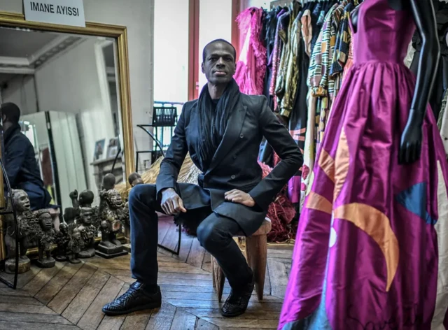 Imane Ayissi a fondé sa marque en 2004 et ses créations ont été portées par des stars hollywoodiennes comme Zendaya