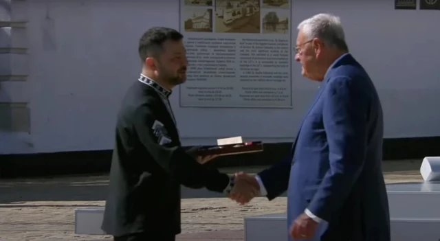 Владимир Зеленский пожимает руку Киту Келлогу