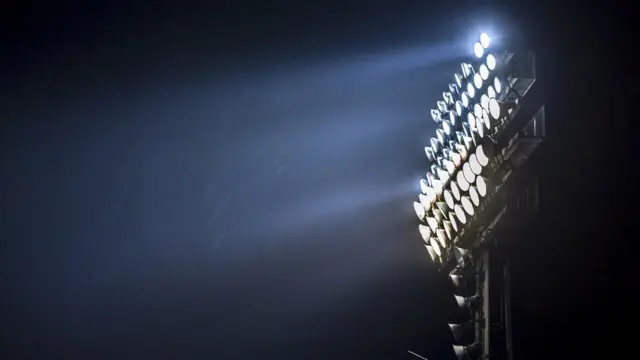 Torre de iluminación de un estadio.