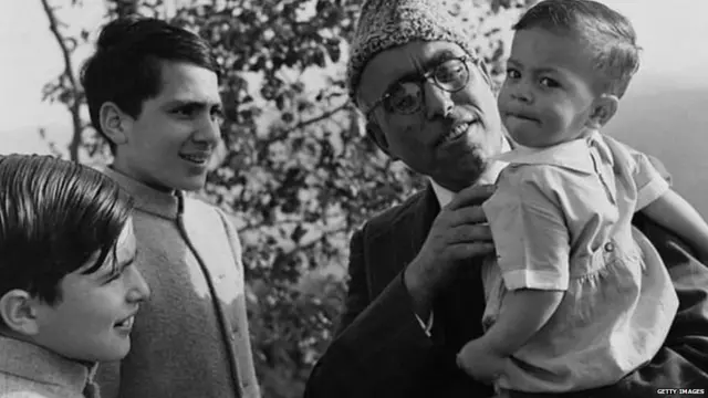 ਸ਼ੇਖ਼ ਅਬਦੁੱਲਾ ਦੀ ਗੋਦ ਵਿੱਚ ਉਨ੍ਹਾਂ ਪੋਤਰੀ ਅਤੇ ਸਾਹਮਣੇ ਖੜੇ ਉਨ੍ਹਾਂ ਦੇ ਪਰਿਵਾਰ ਦੇ ਬੱਚੇ