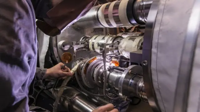 Operario trabajando en el Gran Colisionador de Hadrones