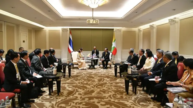 ဒီအာဆီယံဆွေးနွေးပွဲမှာ အရေးတကြီး ဆွေးနွေးကြတဲ့ အကြောင်းအရာ သုံးခုထဲမှာ ရခိုင်က ရိုဟင်ဂျာ မူဆလင် ဒုက္ခသည်တွေ ကိစ္စလည်း ပါပါတယ်