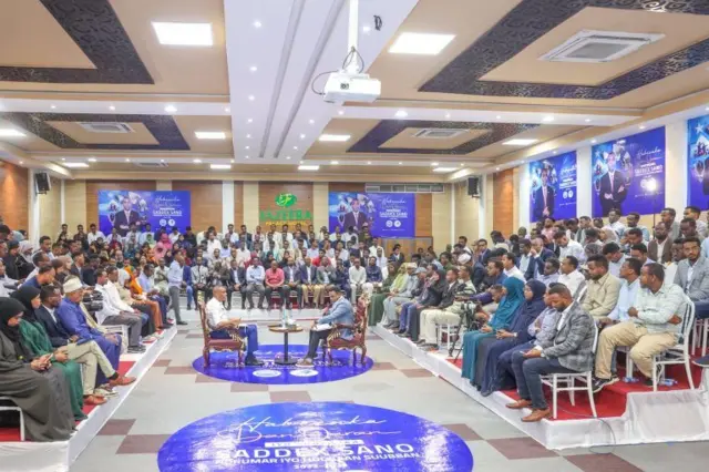 Xamse Cabdi Barre oo ay su'aalo weyddinayaan dadweynaha Muqdisho 