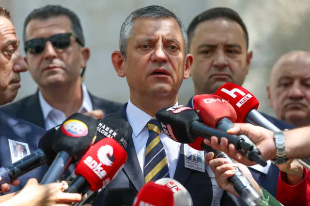 Özgür Özel basın mensuplarının sorularını yanıtlıyor.