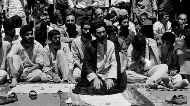Khamenei at prayer for Tehran afta di Iranian revolution for 1979