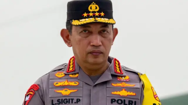 Kapolri Jenderal Listyo Sigit Prabowo terlihat di pangkalan angkatan udara di Jakarta pada 4 November 2023.