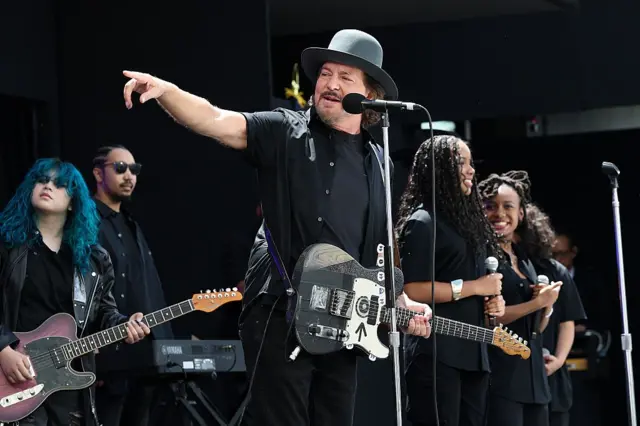 La leyenda del rock Eddie Vedder interpreta una canción original compuesta con el grupo juvenil Guitars Over Guns.