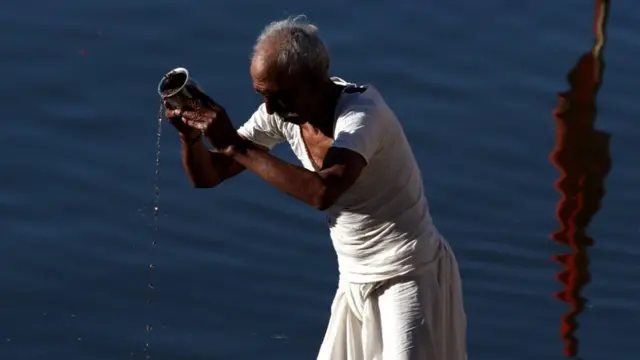 Во время затмения многие индуисты в Индии молились