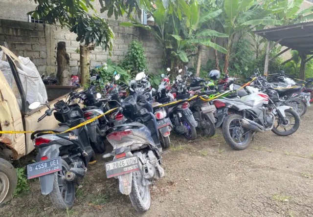 Sepeda motor yang rusak akibat terkena soda api kini terparkir di Unit Kecelakaan Lalu Lintas Polres Cimahi.