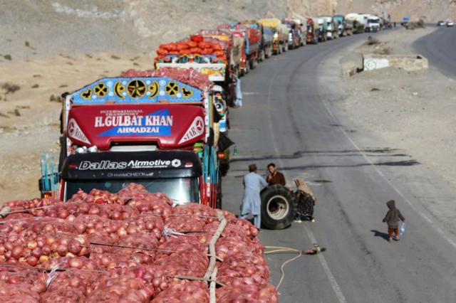 کامیون‌های سبزیجات و میوه از افغانستان
