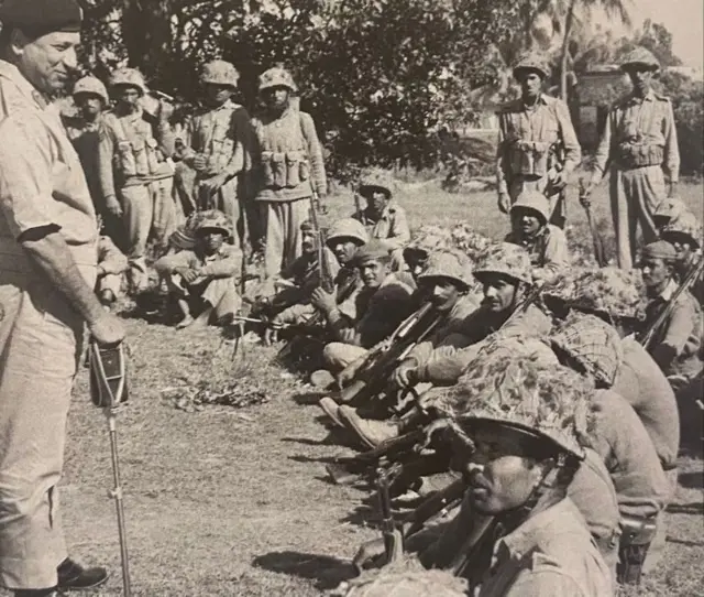 పాకిస్థాన్ సైనికులతో మాట్లాడుతున్న జనరల్ నియాజీ